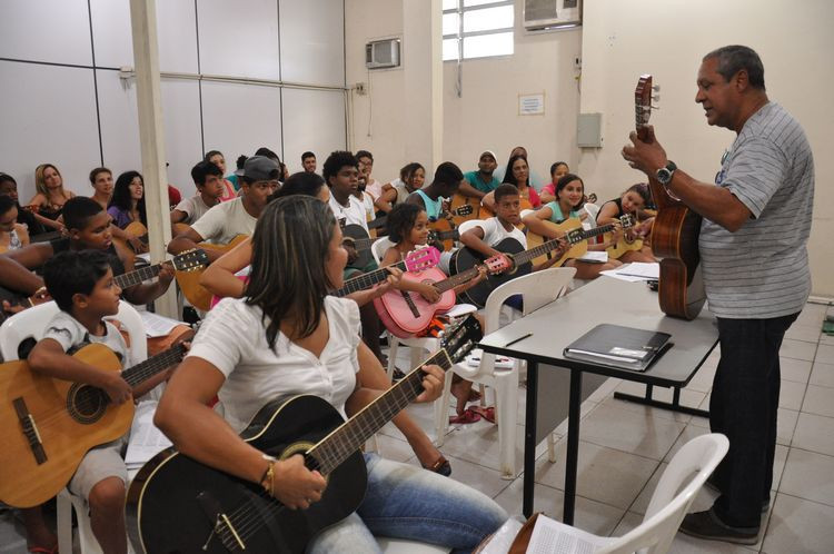 Para o curso de violão, os alunos precisam ter idade mínima de 10 anos. (Foto: Antônio Leudo - Arquivo)