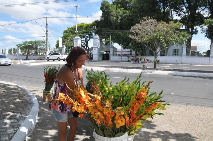 As flores estão sendo vendidas nos cemitérios e em vários pontos da cidade (Foto: Superintendência de Comunicação)