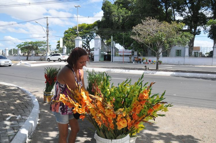As flores estão sendo vendidas nos cemitérios e em vários pontos da cidade (Foto: Superintendência de Comunicação)