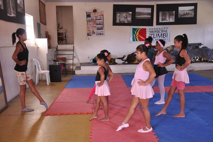 A apresentação das alunas da oficina de balé da Superintendência de Igualdade Racial, faz parte da programação (Foto: César Ferreira)