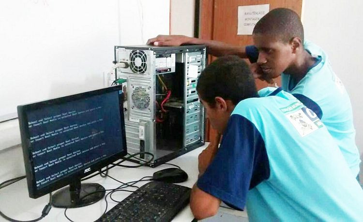 Montagem e manutenção de micro está entre os cursos oferecidos pela Casa da juventude (Foto: Divulgação)