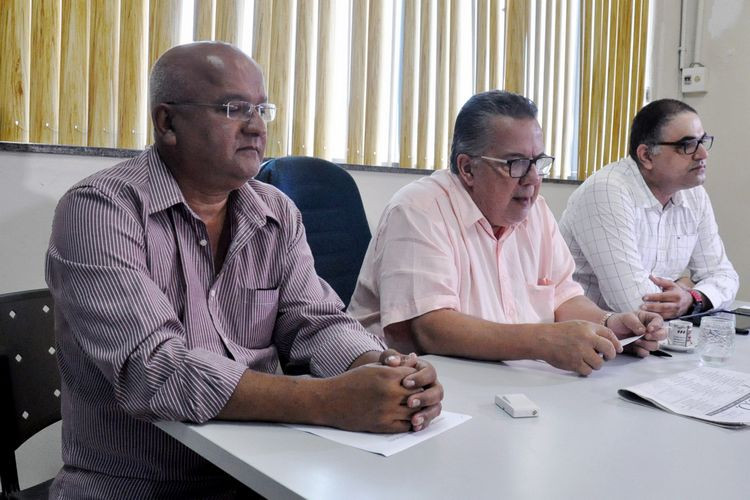 O secretário de Saúde, Geraldo Venâncio, concedeu entrevista coletiva com a participação do diretor do CCZ, Eufrazio Lisboa; e do responsável técnico da Direção de Vigilância em Saúde, Charbell Kury (Foto: Superintendência de Comunicação)