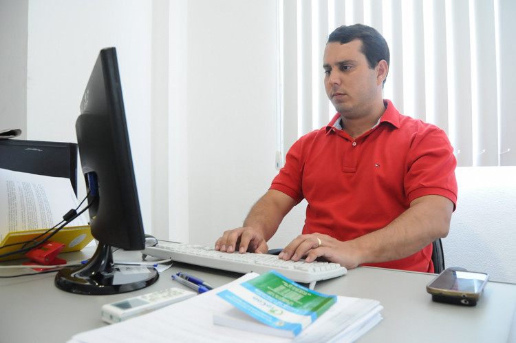 O superintendente do Procon/Campos, Douglas Leonard, esclarece que a pesquisa é fundamental para facilitar o consumidor na hora de planejar orçamento (Foto: Rogério Azevedo)